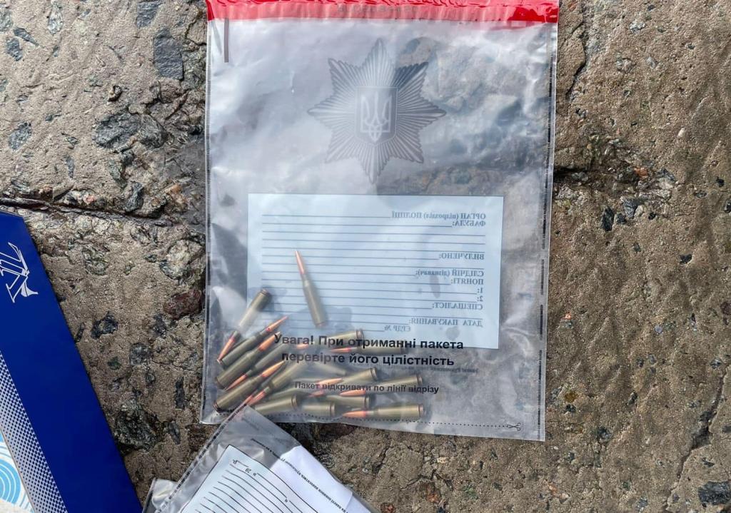 Новости Днепра про На Дніпропетровщині чоловік кинув гранату в чуже подвір'я: у нього вдома знайшли ще зброю