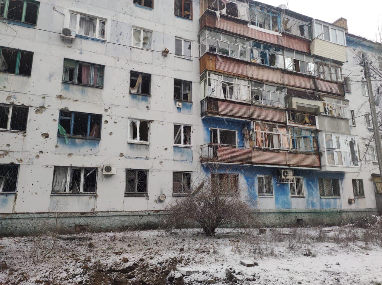 Новости Днепра про Погибла 53-летняя женщина: утром россияне обстреляли Никополь из ствольной артиллерии