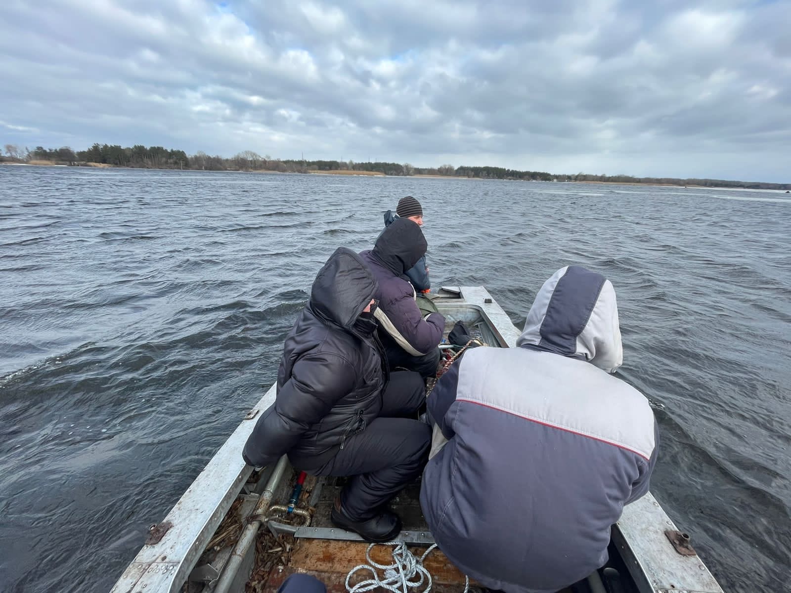 Новости Днепра про Спасли более 40 человек: в ГСЧС показали, как освобождали из ловушки рыбаков, дрейфующих на льду (ВИДЕО)