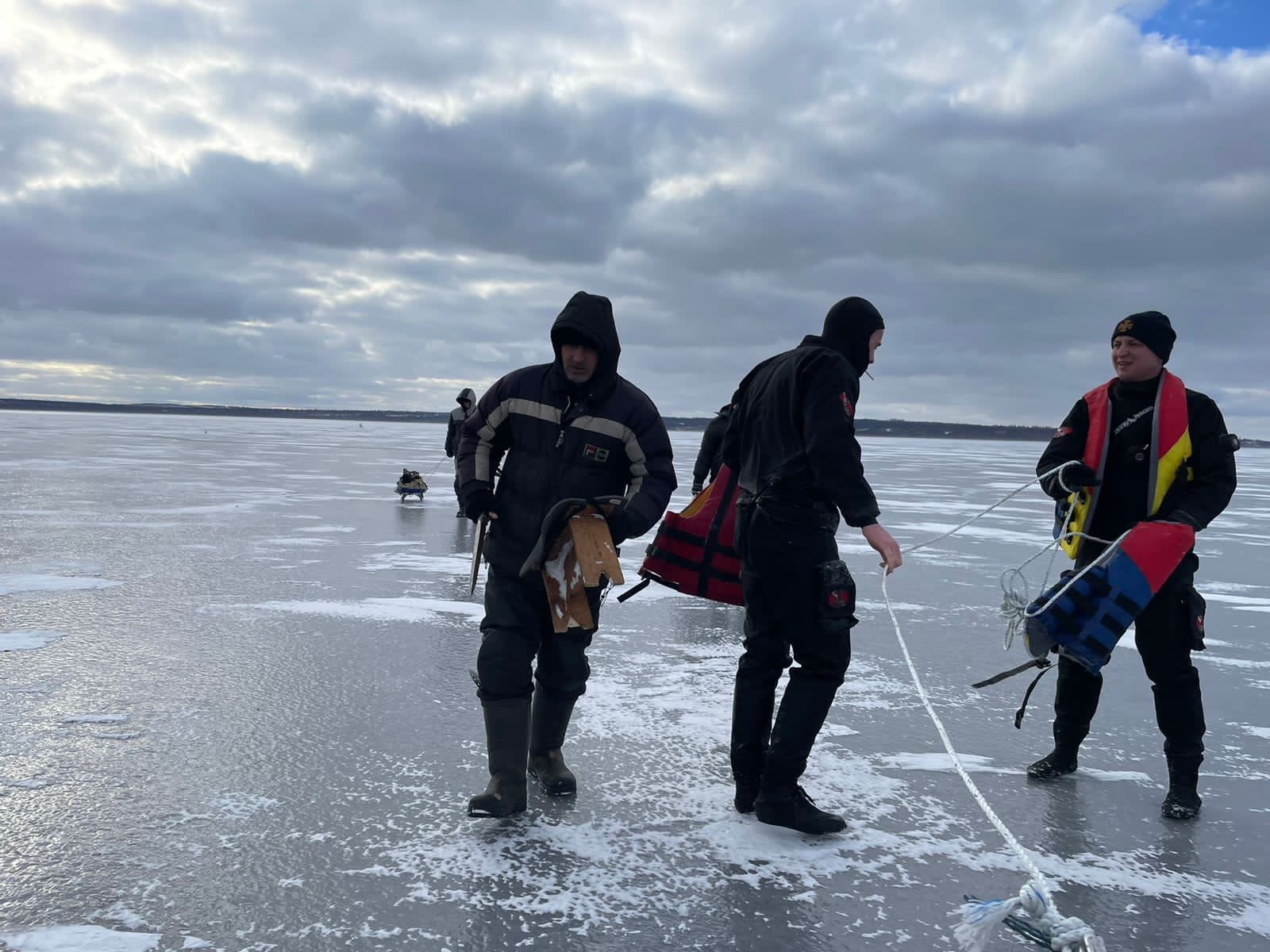 Новости Днепра про Спасли более 40 человек: в ГСЧС показали, как освобождали из ловушки рыбаков, дрейфующих на льду (ВИДЕО)