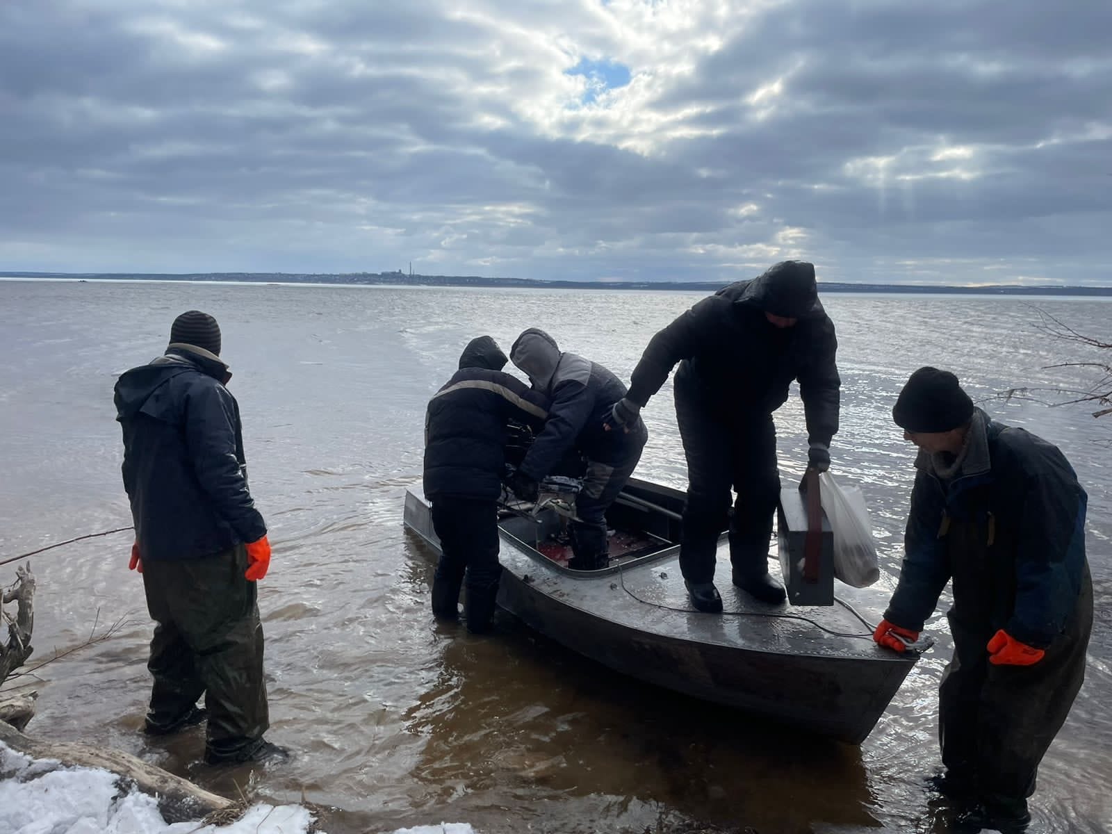 Новости Днепра про Врятували більше 40 чоловік: у ДСНС показали, як визволяли з пастки рибалок, які дрейфували на кризі (ВІДЕО)