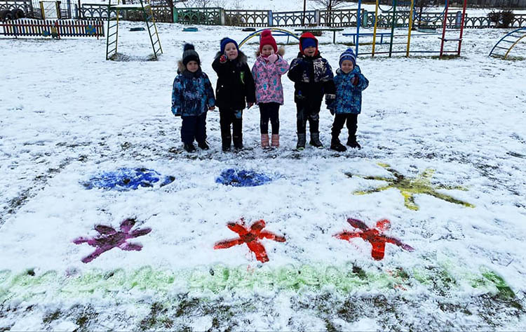 Новости Днепра про Патріотичні сніжні картини: діти Дніпрпетровщини підтримують воїнів ЗСУ