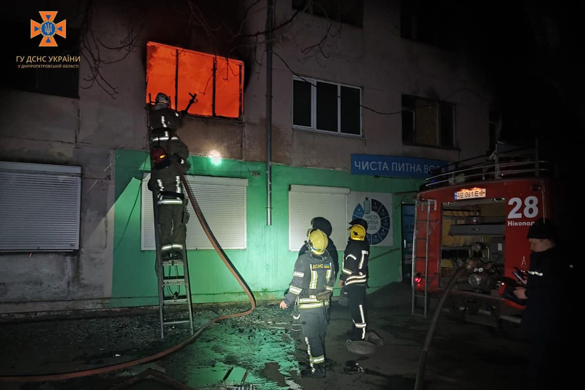Новости Днепра про Сильное задымление и открытый огонь: в Никополе во время пожара спасли женщину