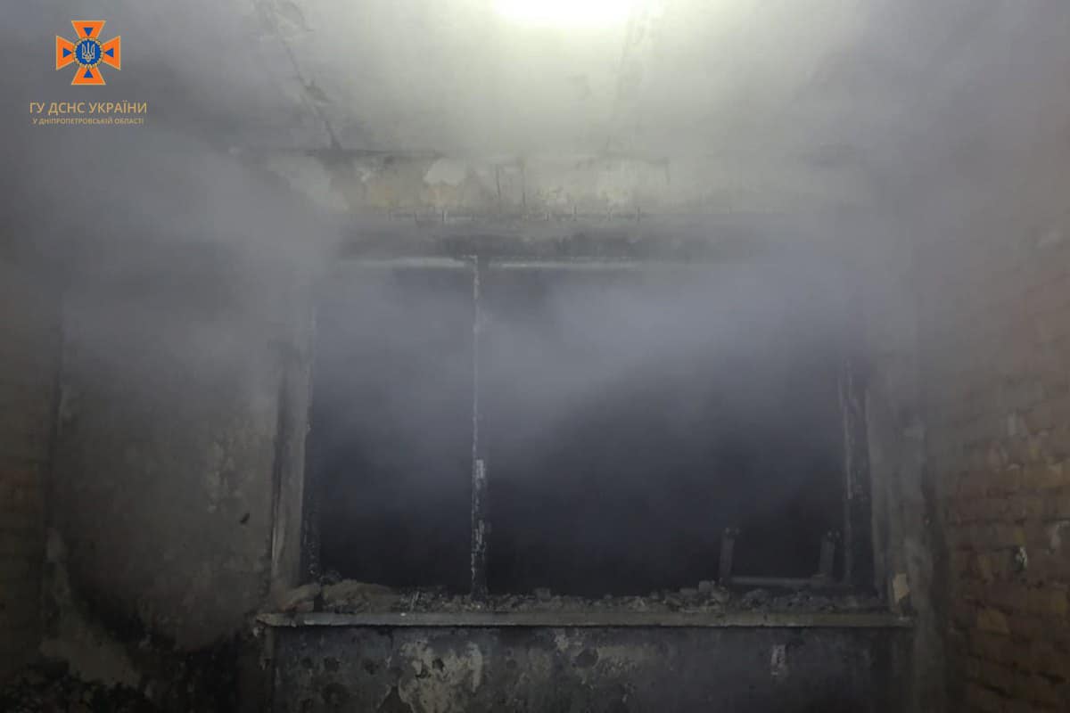 Новости Днепра про Сильное задымление и открытый огонь: в Никополе во время пожара спасли женщину