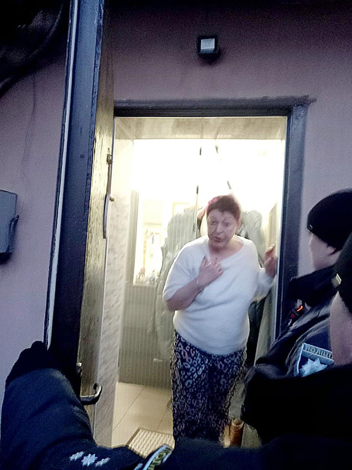 Новости Днепра про Побила чоловіка, а потім напала на медиків: у Новомосковську жінка влаштувала п'яний дебош