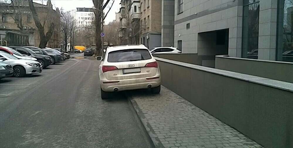 Новости Днепра про Автохами заполонили город: в Днепре за неделю наказали более 3000 «мастеров» парковки