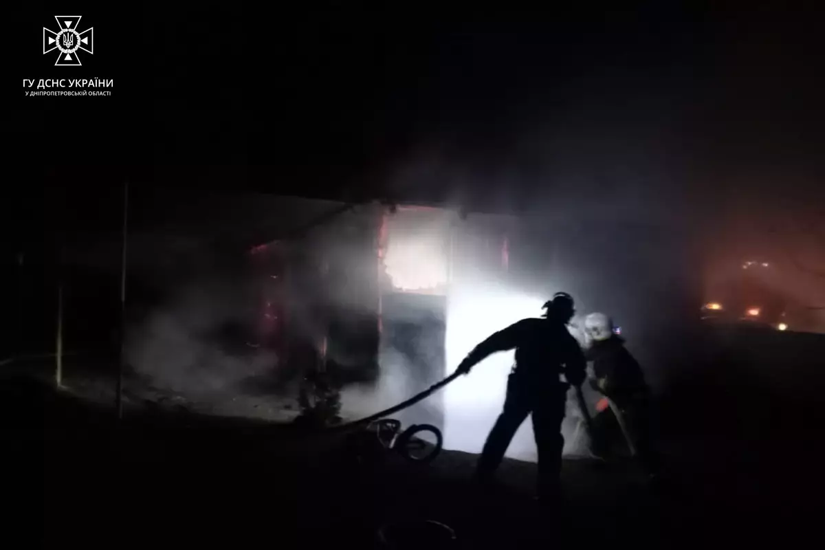 Новости Днепра про Уничтожены Renault и мотоцикл: на Днепропетровщине горел гараж (ФОТО)