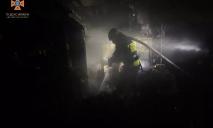 У Дніпрі горів двоповерховий будинок: 10 рятувальників гасили пожежу
