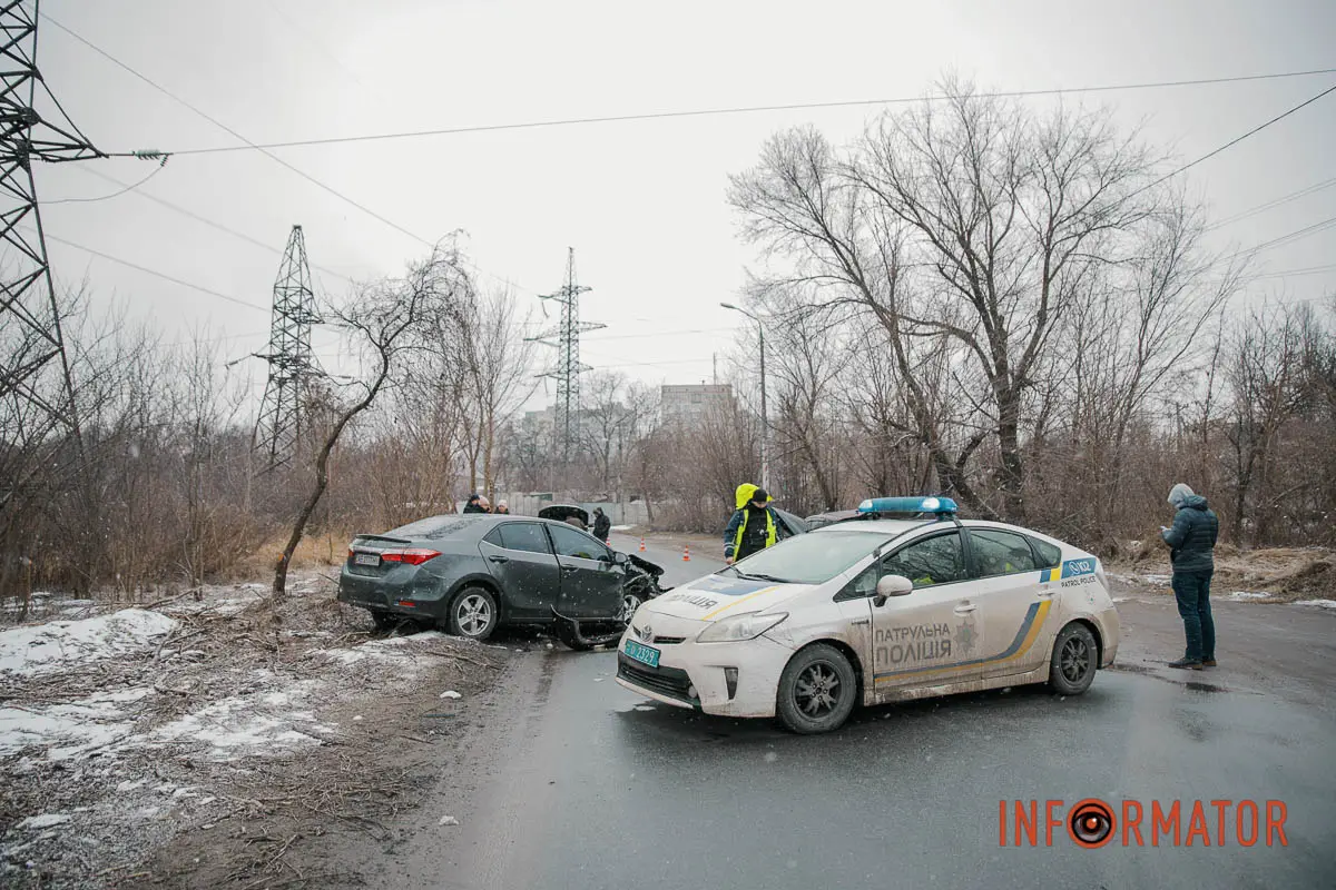 Новости Днепра про Движение затруднено: в Днепре на Электрической столкнулись ВАЗ и Toyota