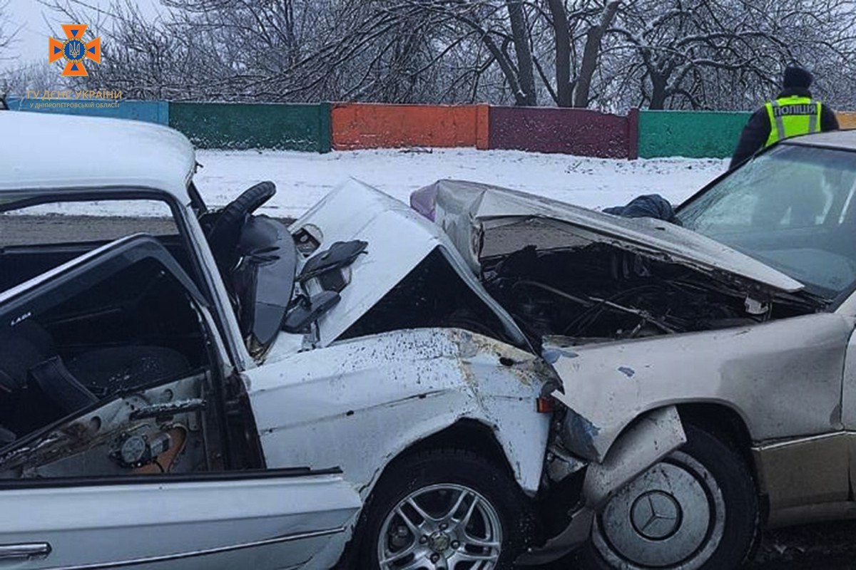 Новости Днепра про На Дніпропетровщині зіткнулися ВАЗ та Mercedes: одна людина загинула, троє постраждали