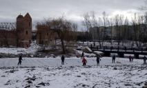 Ноль градусов: в Днепре посреди реки заметили хоккеистов и десятки рыбаков (ФОТО)