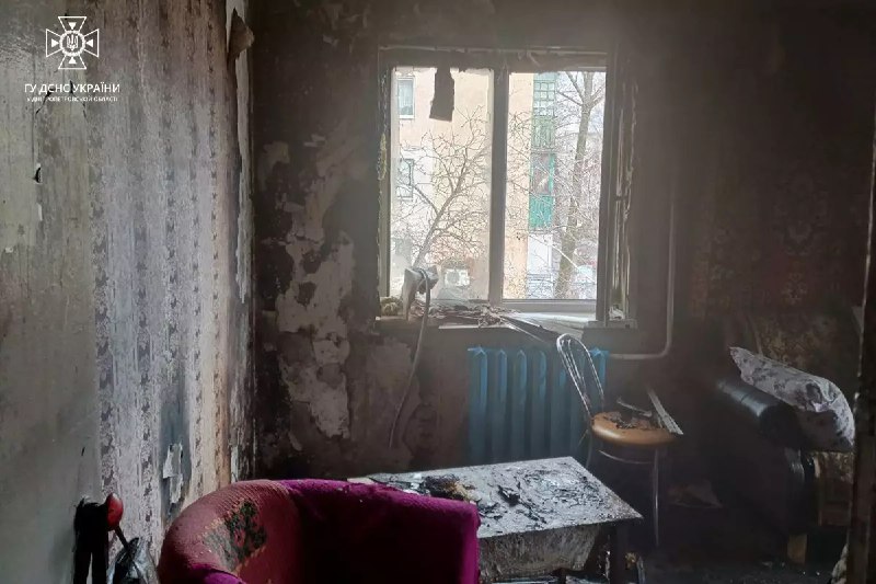 Новости Днепра про На Дніпропетровщині вогнеборці врятували з палаючої квартири 86-річного дідуся