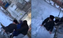 Подруга снимала на видео: в Марганце несовершеннолетняя девушка скинула с коляски мужчину без ног