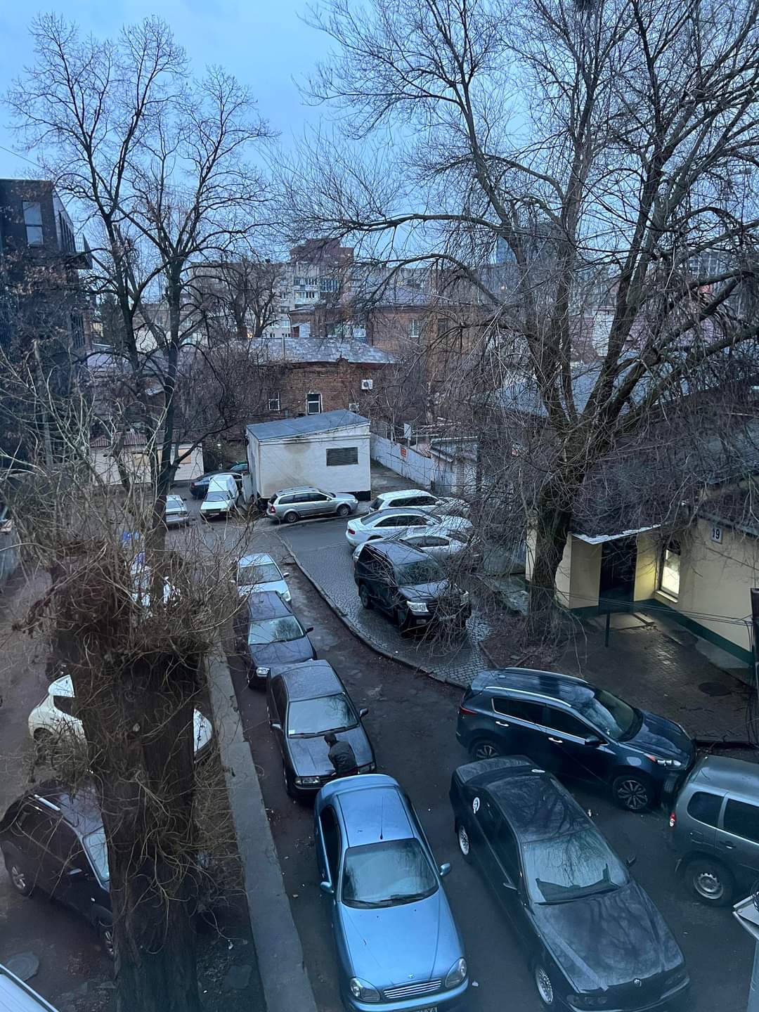 Новости Днепра про Машинами был заставлен весь двор: в центре Днепра со скандалом ликвидировали стихийную парковку