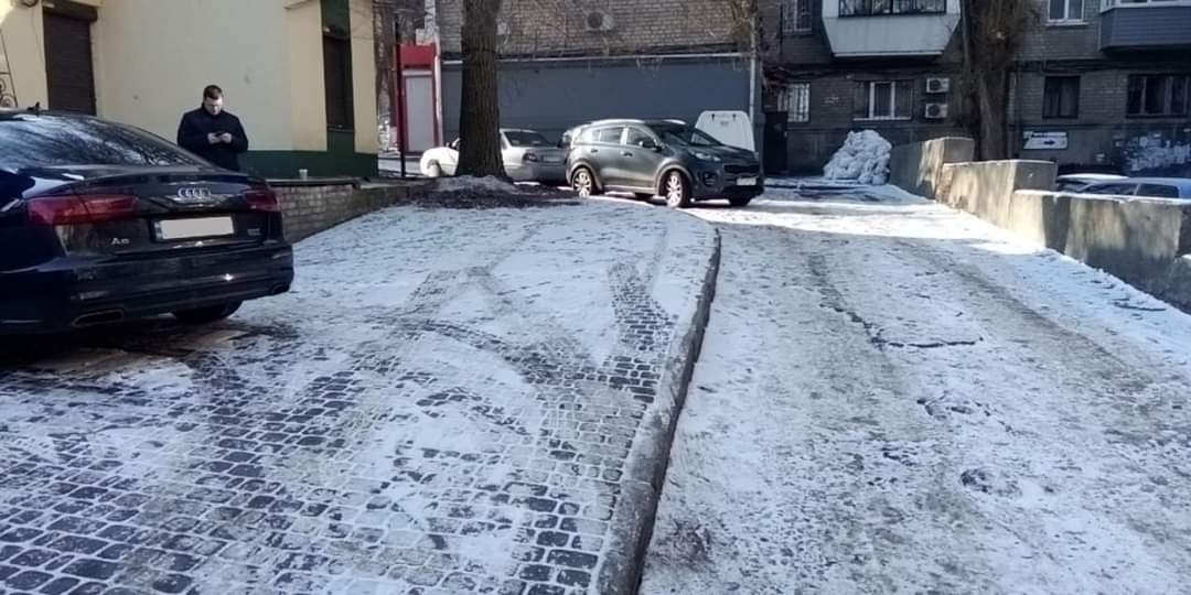 Новости Днепра про Машинами був заставлений весь двір: у середмісті Дніпра зі скандалом ліквідували стихійну парковку