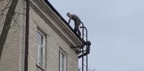 В Днепре на Калиновой пьяный мужчина залез на крышу и отказался слезать (ВИДЕО)