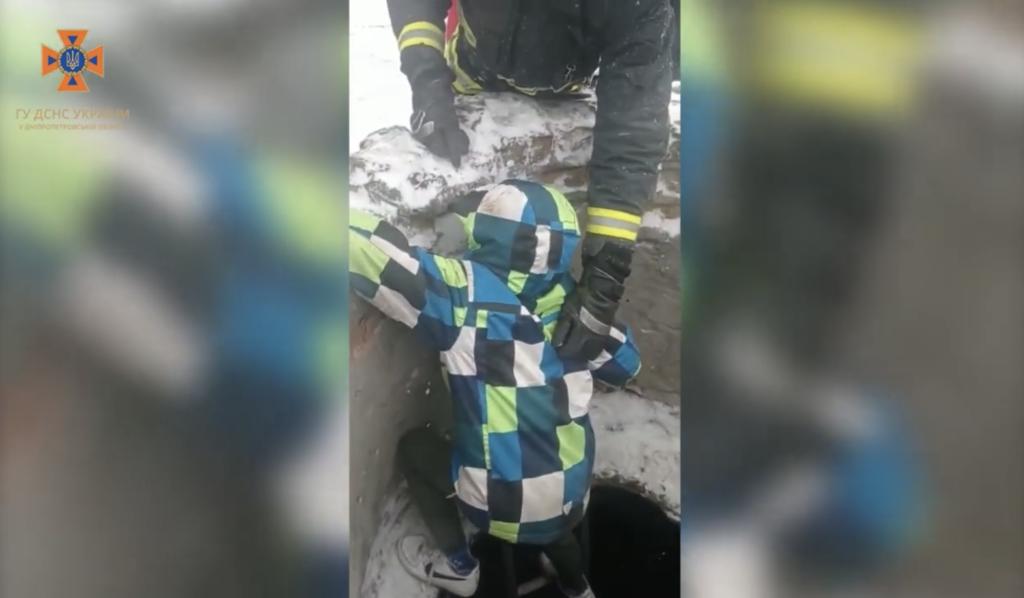 Новости Днепра про На Дніпропетровщині діти застрягли у недобудованому колекторі: їм допомогли вибратися рятувальники (ВІДЕО)