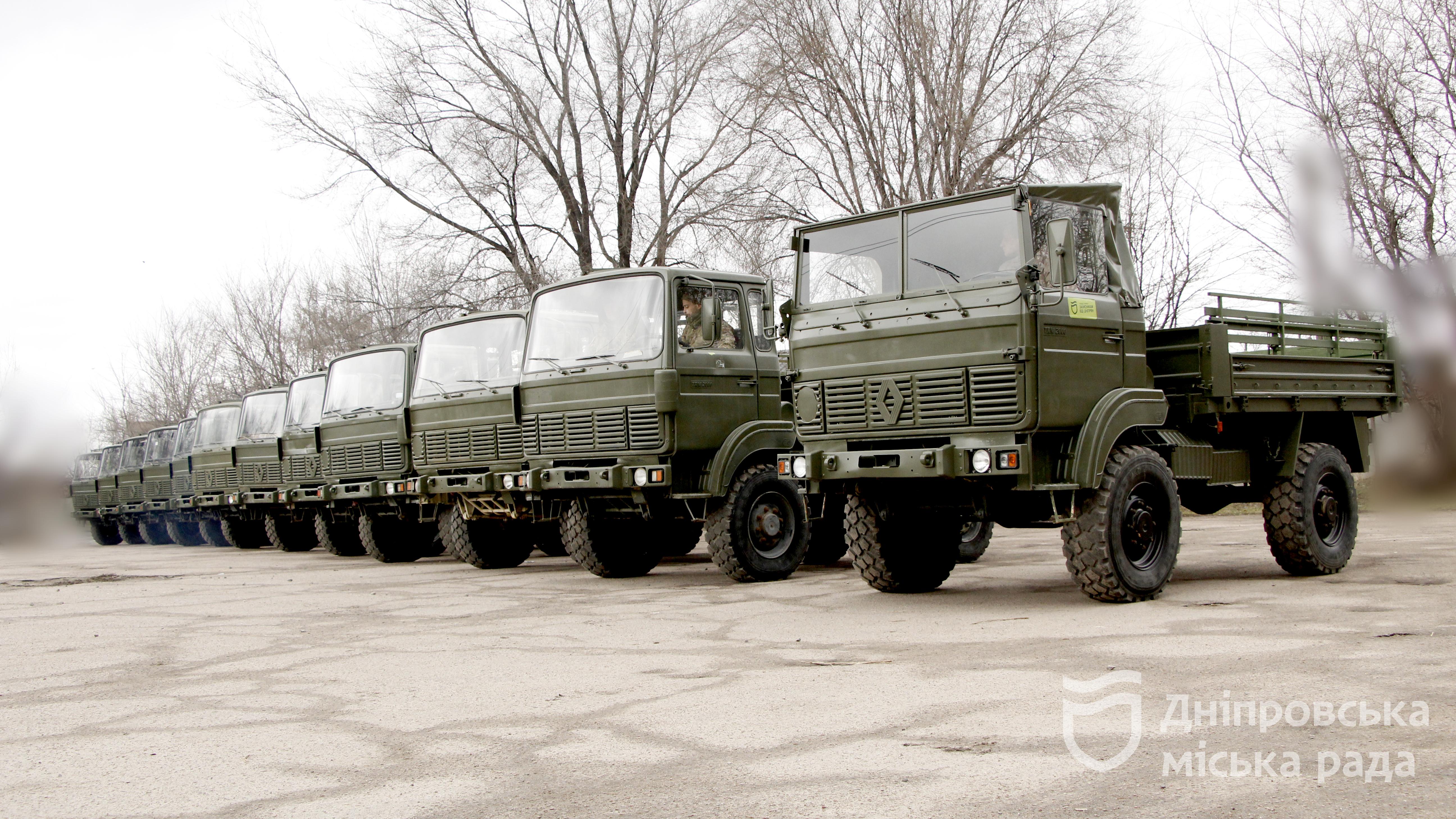 Новости Днепра про Днепр отправил ВСУ еще 12 грузовиков и уже готовит новую, втрое большую партию машин для фронта