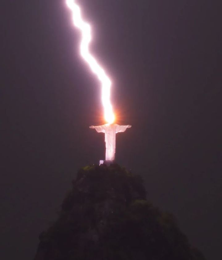 Новости Днепра про Блискавка влучила в статую Христа-Спасителя в Ріо-де-Жанейро: видовищні світлини