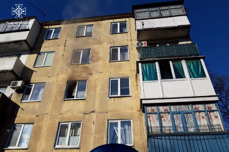 Новости Днепра про На Дніпропетровщині вогнеборці врятували з палаючої квартири 86-річного дідуся