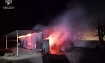 Уничтожены Renault и мотоцикл: на Днепропетровщине горел гараж (ФОТО)