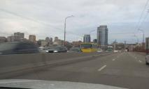Троллейбус перекрыл дорогу: в Днепре на Новом мосту огромная пробка