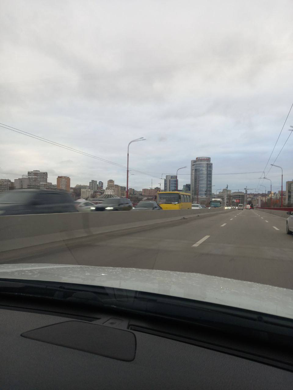 Новости Днепра про Тролейбус перекрив дорогу: у Дніпрі на Новому мосту величезний затор