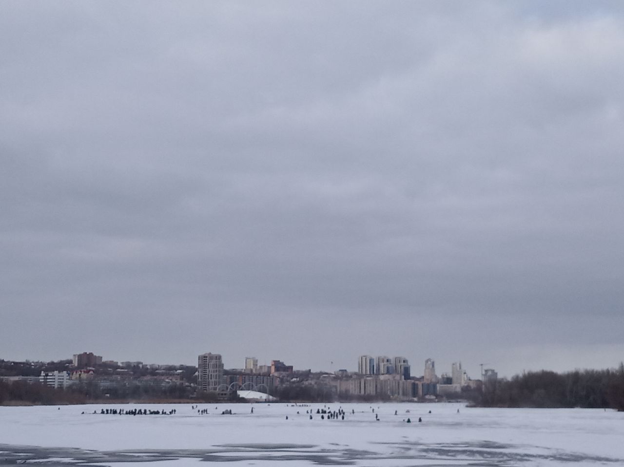 Новости Днепра про Ноль градусов: в Днепре посреди реки заметили хоккеистов и десятки рыбаков (ФОТО)