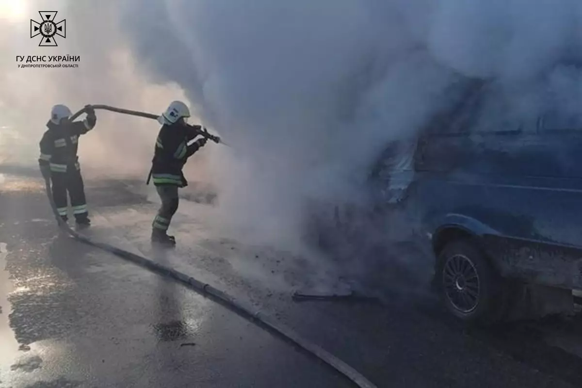 Новости Днепра про В Днепропетровской области во время движения загорелся микроавтобус: что с водителем
