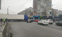 Рух паралізовано: у Дніпрі на перехресті Калинова\Образцова зіткнулися вантажівка та кілька легковиків