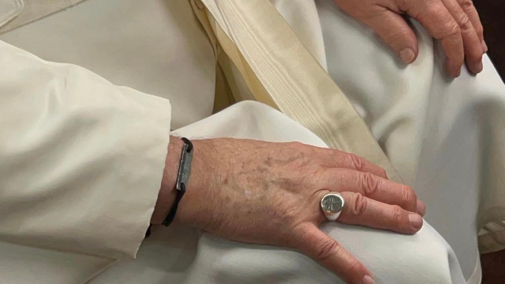 Новости Днепра про Папа Римський носить браслет, зроблений із металу з 