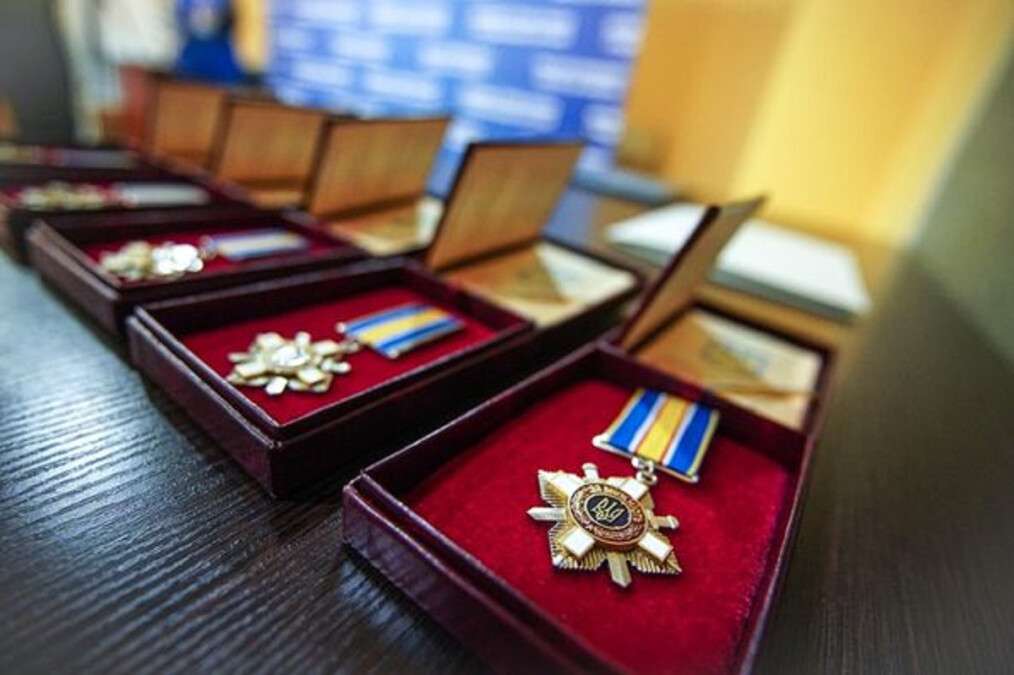 Новости Днепра про Посмертно: президент нагородив п'ятьох Героїв з Кам'янського