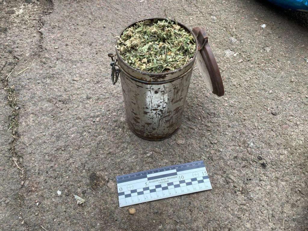 Новости Днепра про У Кривому Розі в місцевого жителя знайшли мішки з наркотиками, гранату та патрони