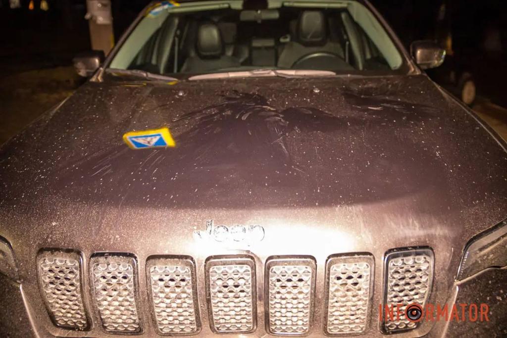 Новости Днепра про Не заметил в темноте: в Днепре водитель Jeep сбил двух девушек