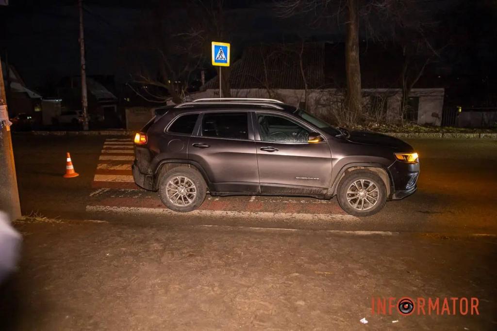 Новости Днепра про Не заметил в темноте: в Днепре водитель Jeep сбил двух девушек