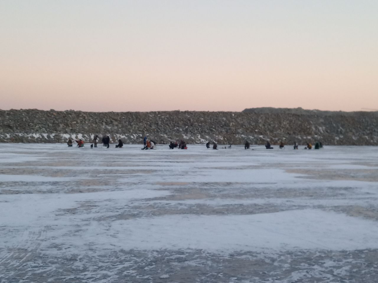 Новости Днепра про В Днепре, несмотря на оттепель, на лед на косу Победы массово вышли рыбаки (ФОТО)
