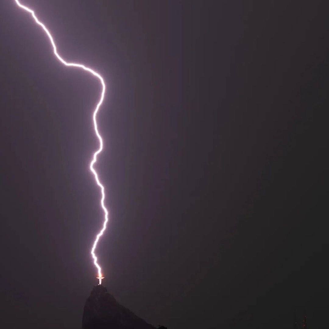 Новости Днепра про Блискавка влучила в статую Христа-Спасителя в Ріо-де-Жанейро: видовищні світлини