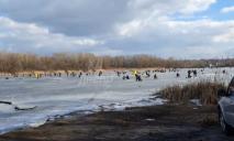 В Днепре десятки рыбаков вышли на лед в +7 (ВИДЕО)