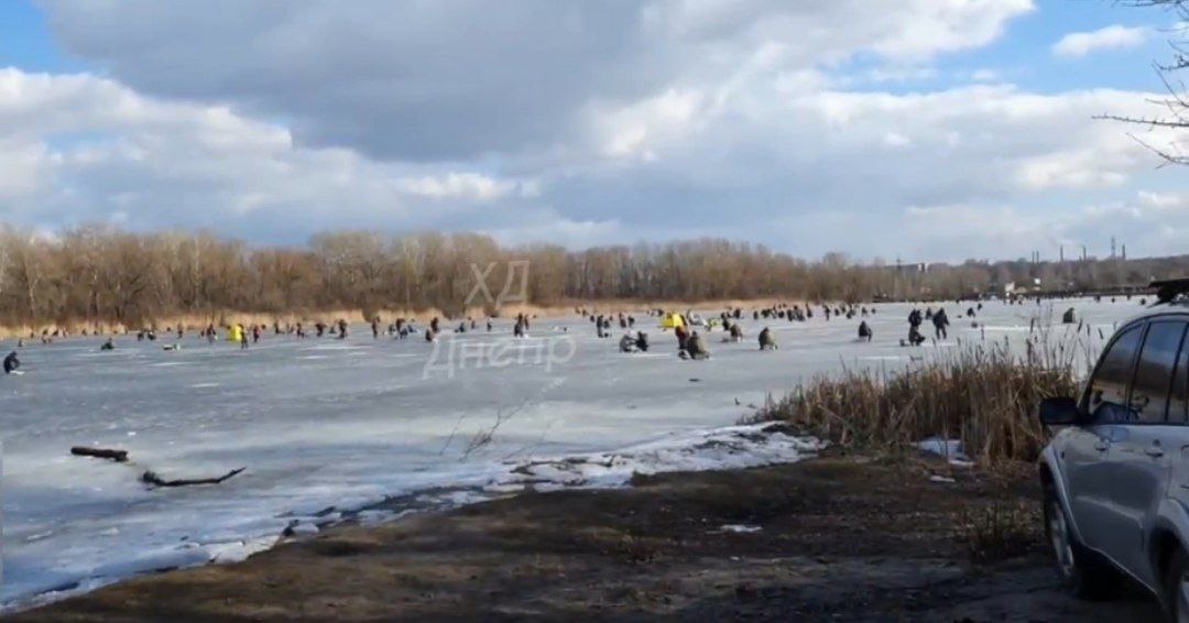 Новости Днепра про В Днепре десятки рыбаков вышли на лед в +7 (ВИДЕО)