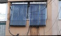 Схожий на санчата або сонячну батарею: у Дніпрі у вікні багатоповерхівки помітили дивний пристрій