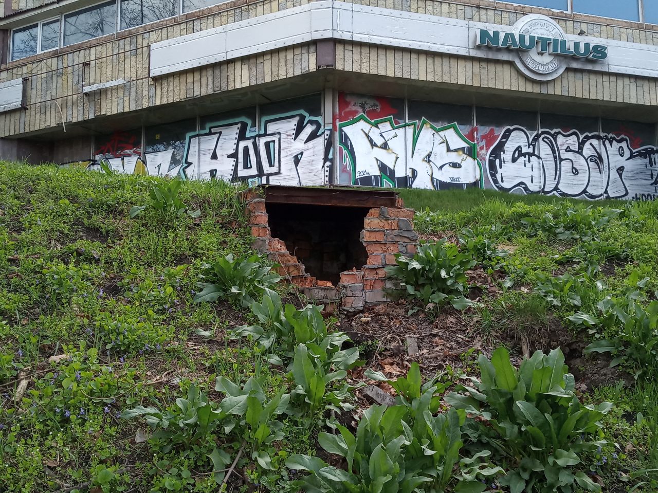 Новости Днепра про Розлам щита та залишки тунелю: які секрети приховує схил парку Шевченка в Дніпрі