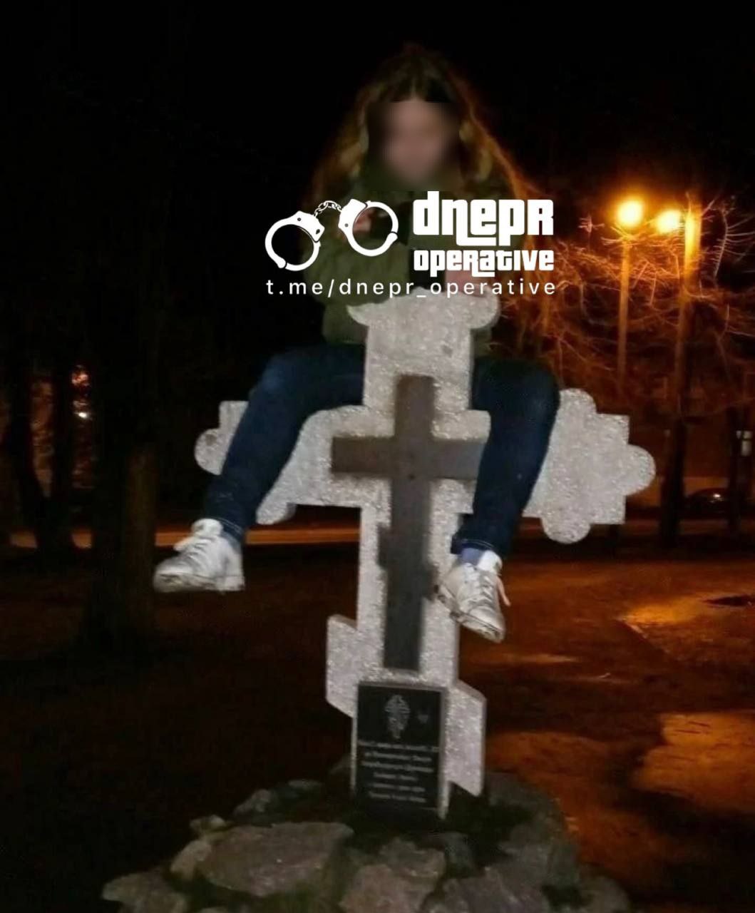 Новости Днепра про На Дніпропетровщині дівчина вилізла на хрест біля храму заради крутого фото