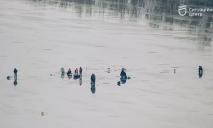 Вирішили випробувати долю: дніпровські рибалки на Червоному Камені у плюсову температуру вийшли на тонку кригу