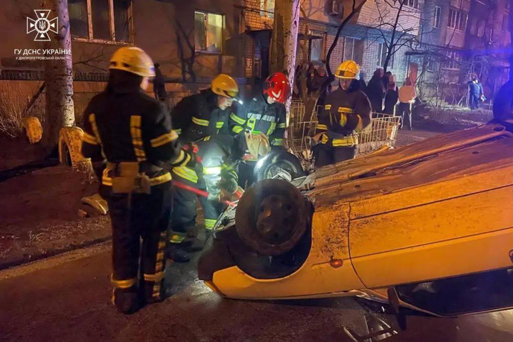 Новости Днепра про Водій втік: рятувальники розповіли подробиці аварії з перекинутою 