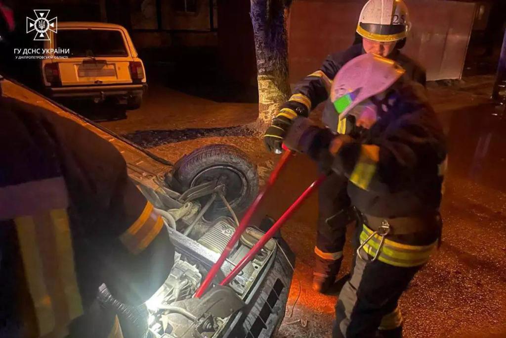 Новости Днепра про Водитель сбежал: спасатели рассказали подробности аварии с перевернутой 