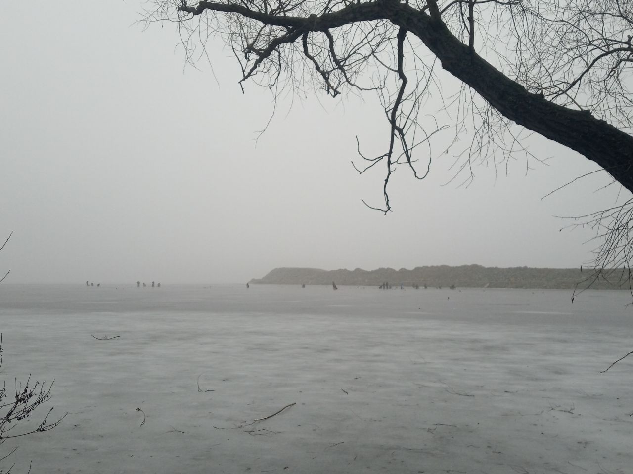 Новости Днепра про У тумані посеред річки: на Перемозі, де потонула людина, на лід знову вийшли рибалки (ФОТО)