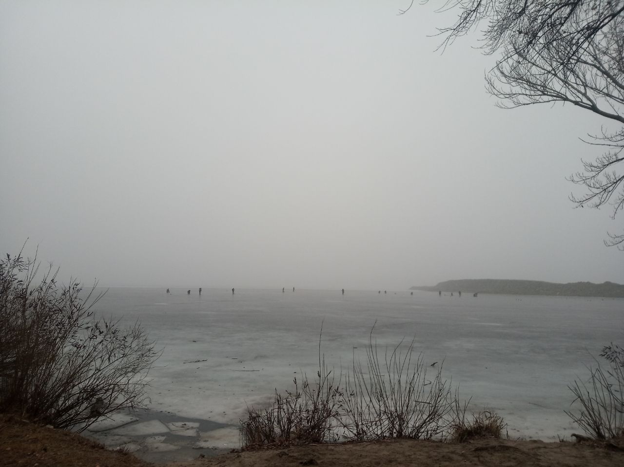 Новости Днепра про У тумані посеред річки: на Перемозі, де потонула людина, на лід знову вийшли рибалки (ФОТО)