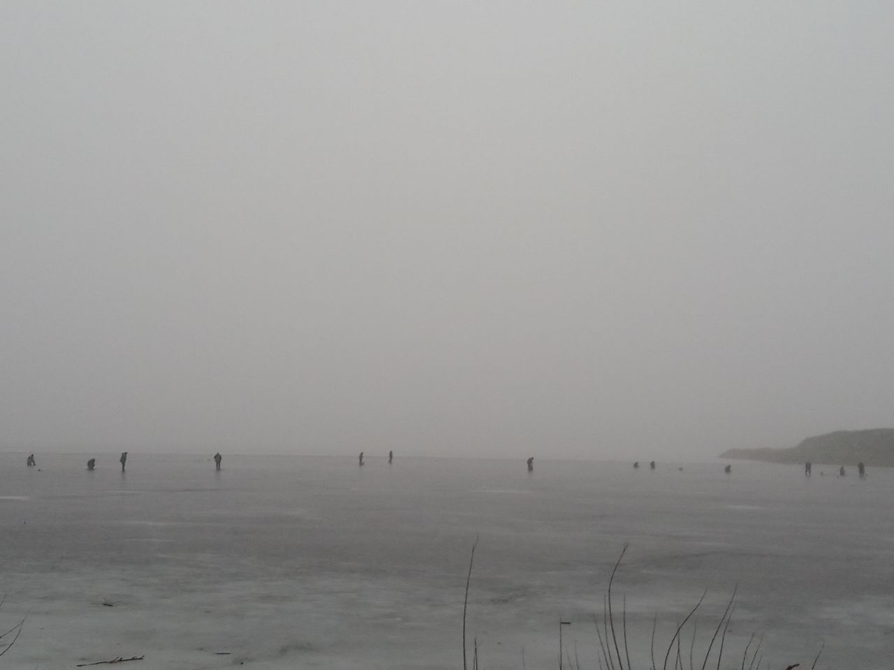 Новости Днепра про В тумане посреди реки: на Победе, где утонул человек, на лед снова вышли рыбаки (ФОТО)