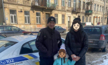 Втекла з магазину солодощів: у Львові розшукали 4-річну Оленку з Кривого Рогу