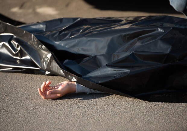 Новости Днепра про Поруч лежав пістолет: у Дніпрі у Самарському районі знайшли закривавлене тіло чоловіка